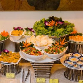 Chân đế decor: Vật dụng nhỏ, vai trò lớn trong nghệ thuật trưng bày món ăn