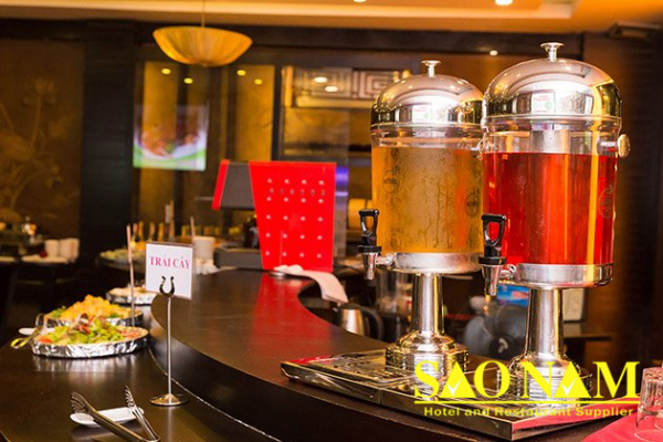 Showroom trưng bày bình đựng nước trái cây có sẵn